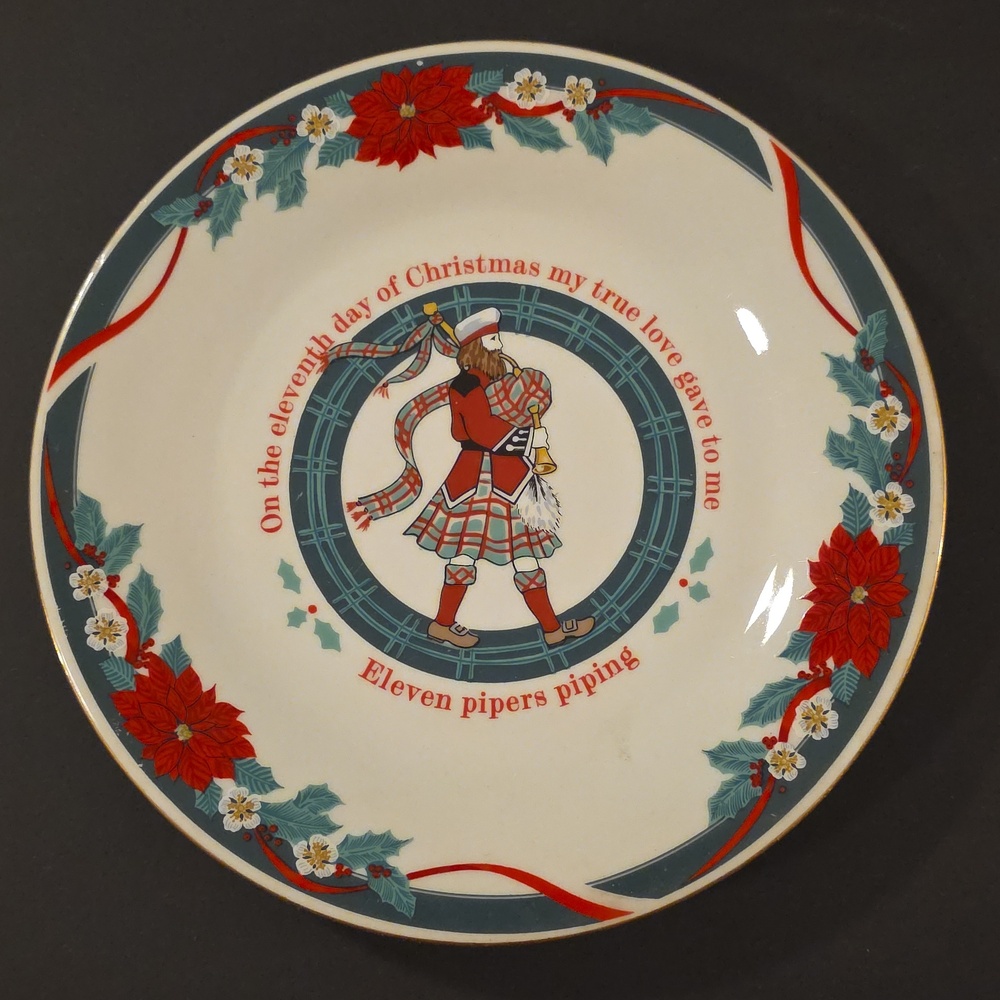 Vintage Tienshan DECK THE HALLS Salad‎ plate 7.5" Eleven Pipers Piping Christmas